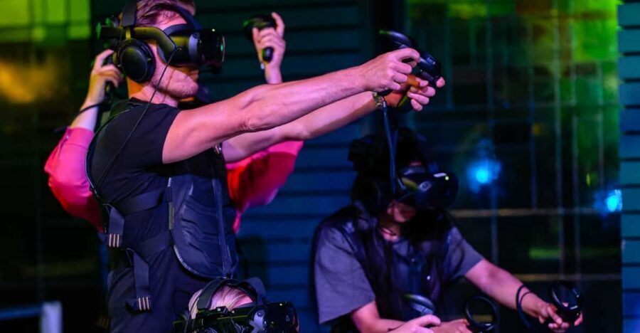Amsterdam: Ultimate VR Experience: 60 minutes - Choosing your main game: shooter chaos or pirate/ghost adventures