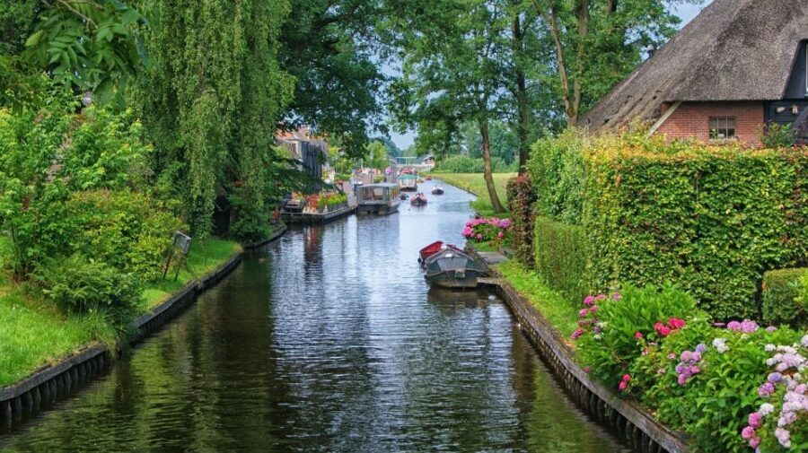 Amsterdam: Zaanse Schans, Windmills & Giethoorn Private Trip - The Giethoorn Canal Cruise: What You Actually Get From the Water Time