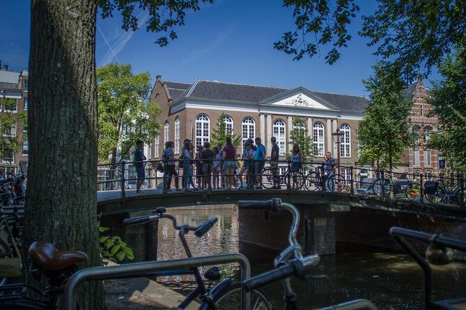 Anne Frank Private Bike Tour in Amsterdam - Meeting at Nieuwezijds Voorburgwal: the easy start you want