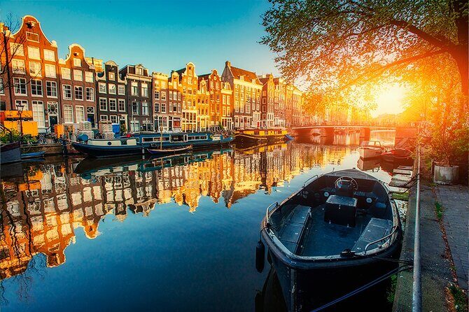 Authentic tour of Amsterdam: Jordaan, Ana Frank and Vondelpark - From Stationsplein to the Canal Ring: why the start matters