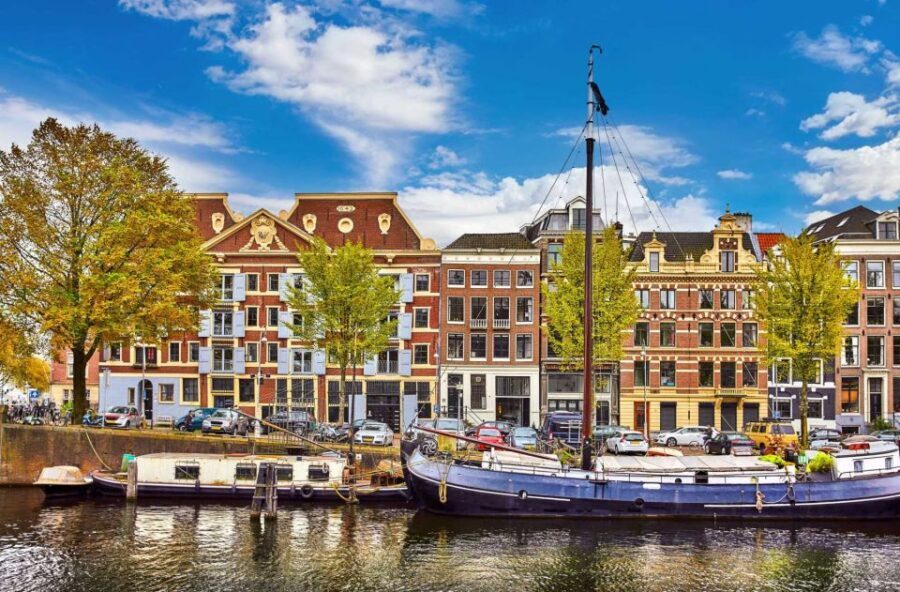 Bike Tour of Amsterdam Old Town, Top Attractions and Nature - Why Amsterdam Old Town Works So Well by Bike