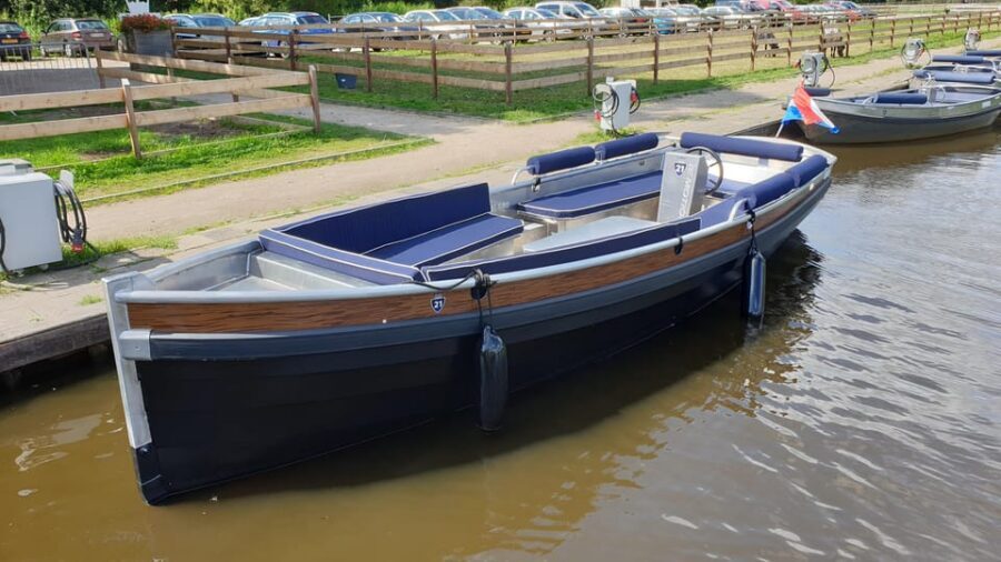 Boatrental 2 Hours 12 Person with Steeringwheel and cushions - Your private electric boat in Giethoorn: what makes it work
