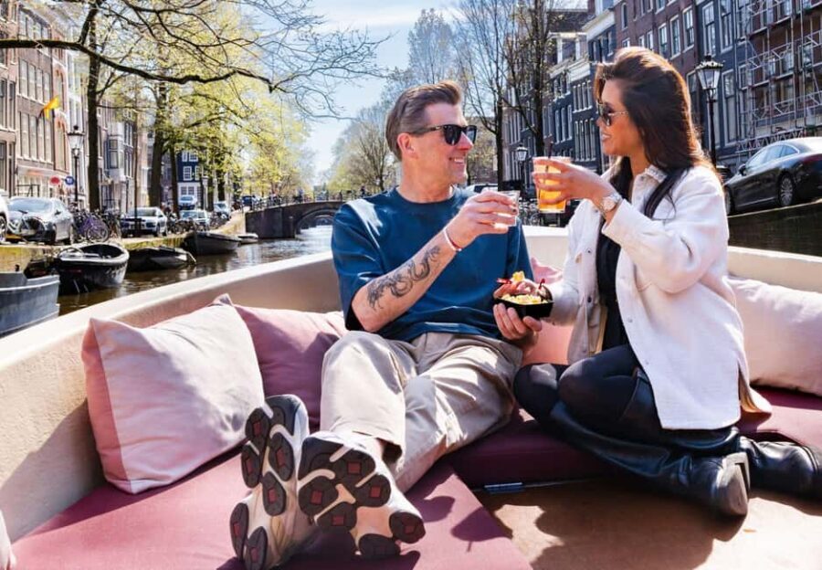 CHEESE AND DRINKS TOUR: A TASTE OF AMSTERDAM ON THE CANALS - Oudezijds Voorburgwal: Starting Off in Old Canal Territory