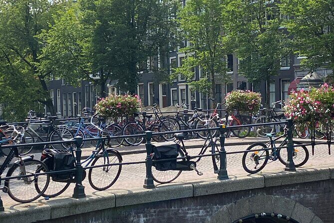 CULTURE with bite, culinary city tour - Canals and canal houses: what to notice while you’re moving