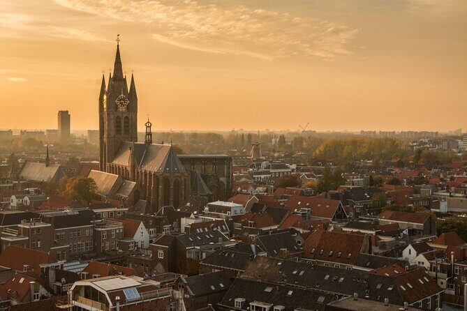 Delft: City Walk with Audio Guide in 7 Languages on your Phone - House of Vermeer and the Delft Blue Shopping Moment