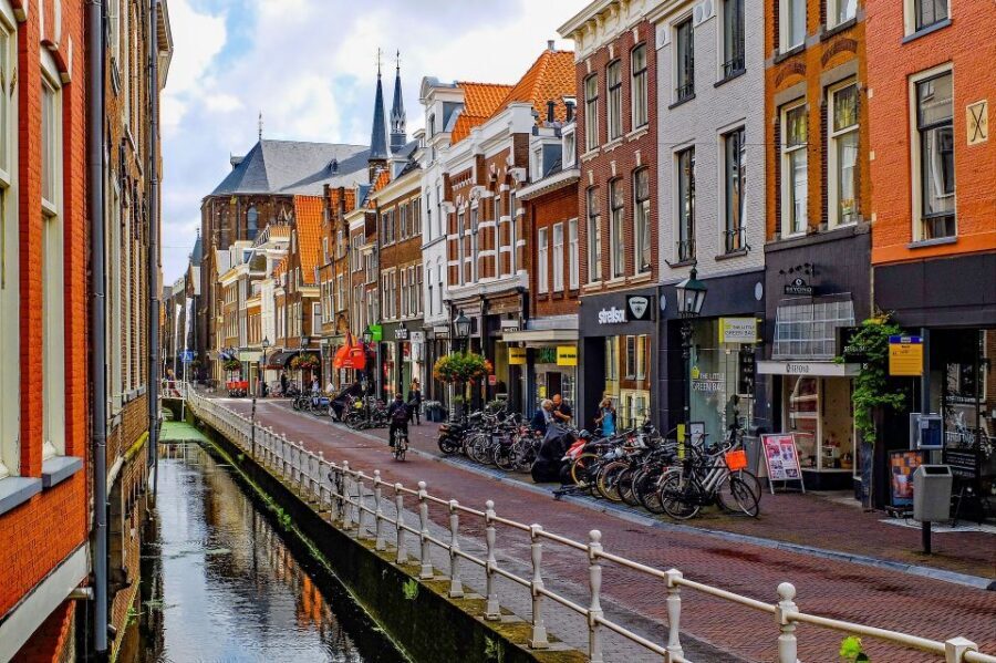 Delft: Guided Walking Tour - Town Hall, Ancient Church, and a Break at Agnetapark