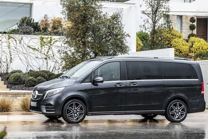 Departure from Amsterdam City to Amsterdam Airport AMS by Minivan - Inside the Business Van: comfort and room that actually helps