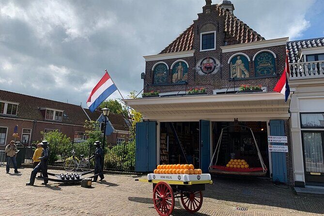 E-Bike PRIVATE tour Countryside of Amsterdam Volendam Marken - Edam cheesetown: a compact 30-minute stroll that stays on-theme