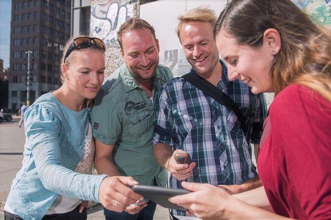 e-Scavenger hunt Leiden: Explore the city at your own pace - River and gates: Rijn, Morspoort, Wall Poems, and the Stadhuis