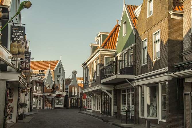 e-Scavenger hunt Volendam: Explore the city at your own pace - Food, shopping, and tastings between clue points