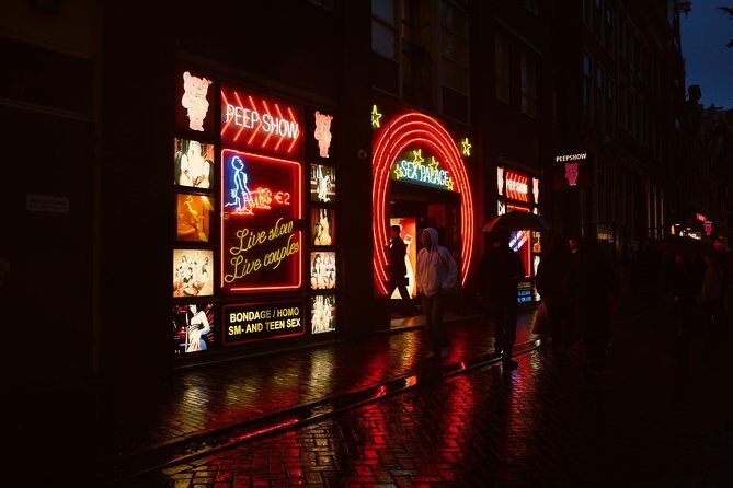 Exclusive small-group Amsterdam Red Light District tour - The walking rhythm: how you’ll move through the Old Town core