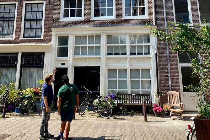 Explore hidden streets with friends - Jordaan’s hidden streets and squares: the neighborhood that still feels like itself