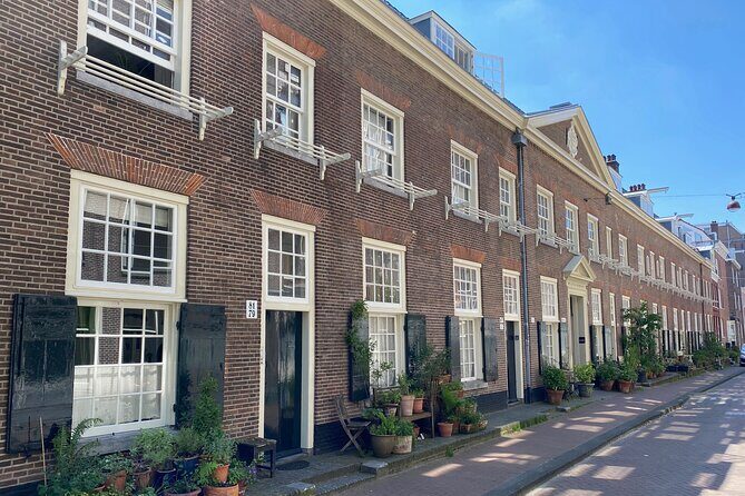 Explore hidden streets with friends - Private Tour - Stepping away from crowds while keeping the big stories