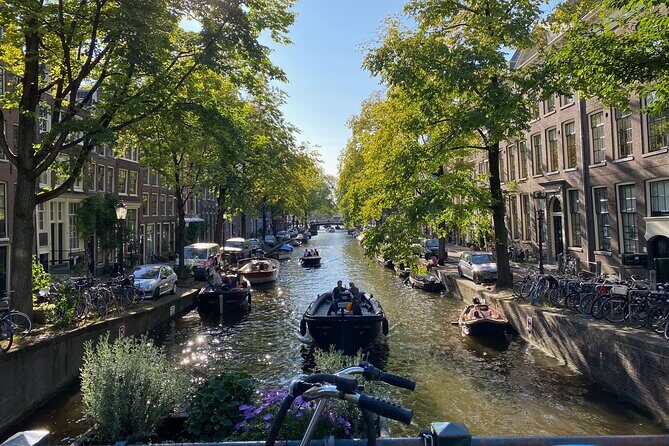 Explore hidden streets with friends - Private Tour - Beursplein and Amsterdam’s origin story: from trading to town power