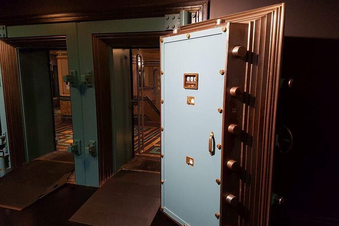 Financial History Tour - Stadsarchief Amsterdam: the 1920s bank building + archives payoff