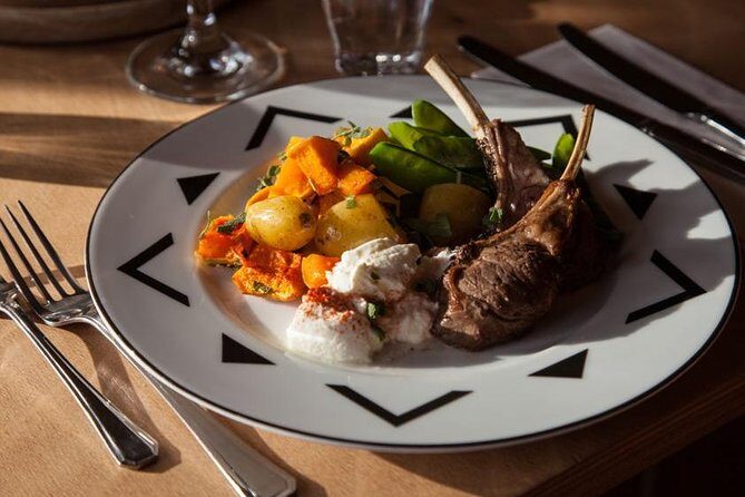 French Bistro-Style Dinner Overlooking Amsterdam's Canals - Meeting at Oudezijds Armsteeg: start time, timing, and the vibe