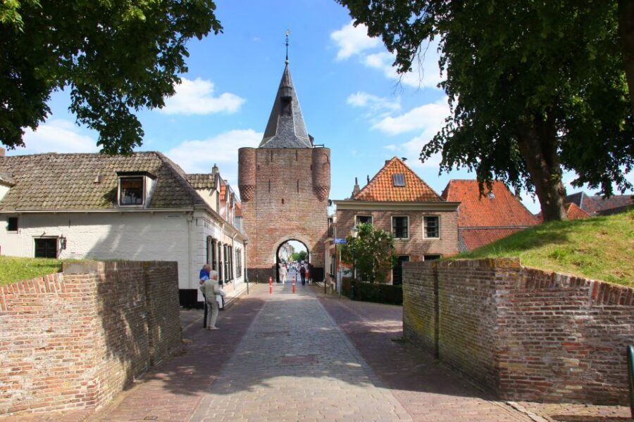 From Amsterdam: 4 Provinces Highlights Van Tour - Elburg’s Hansa-town feel: medieval lanes and overgrown town walls