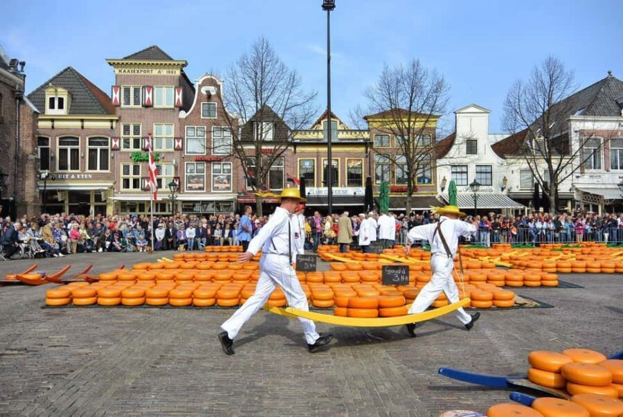 From Amsterdam; Alkmaar Cheese market & Zaanse Schans - Getting to Market 27 from Amsterdam Central, the easy way