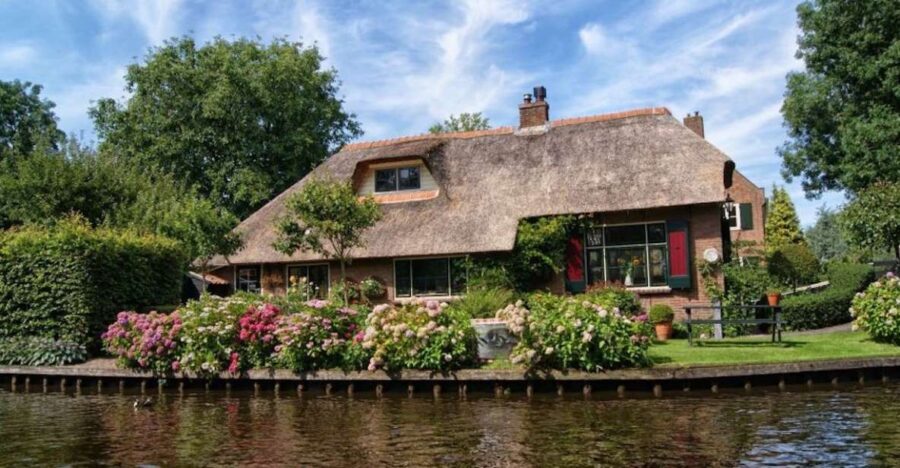 From Amsterdam: Private Tour to Giethoorn with Canal Cruise - Why Giethoorn looks so good from the water