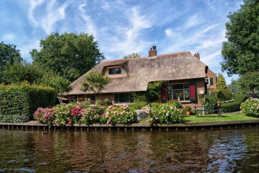 From Amsterdam: Private Tour to Giethoorn with Canal Cruise - What to watch for: thatched farms, bridges, and photogenic corners