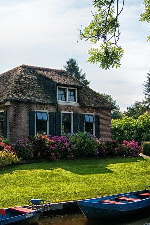 From Amsterdam: Zaanse Schans and Giethoorn Countryside Trip - Giethoorn’s Canals and Thatched Cottages: The Car-Free Part You Came For