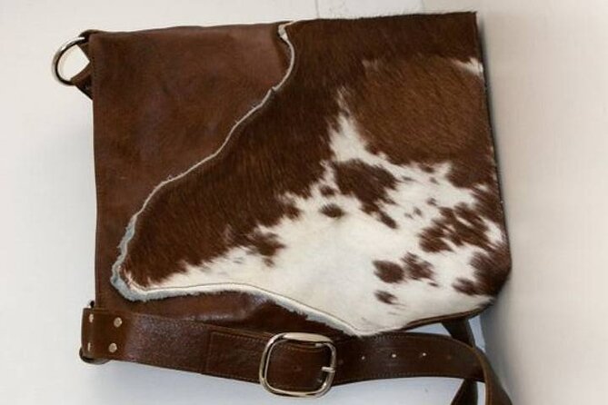 Genuine Leather Tote Bag Workshop in Leiden - Adding your finishing touch: engraving options