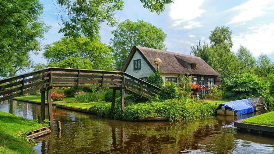 Giethoorn: 2,5 Hours 7 persons boat steeringwheel + cushions - Key things I’d watch for