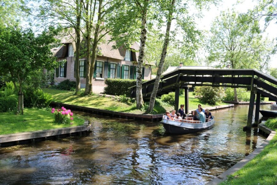 Giethoorn: 2,5 Hours 7 persons boat steeringwheel + cushions - Giethoorn by Boat: Why Self-Steering Changes the Feel