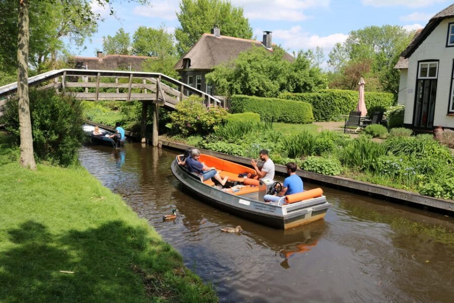 Giethoorn: 2,5 Hours 7 persons boat steeringwheel + cushions - Stops You Can Plan: Coffee, Museums, and Picnic Moorings