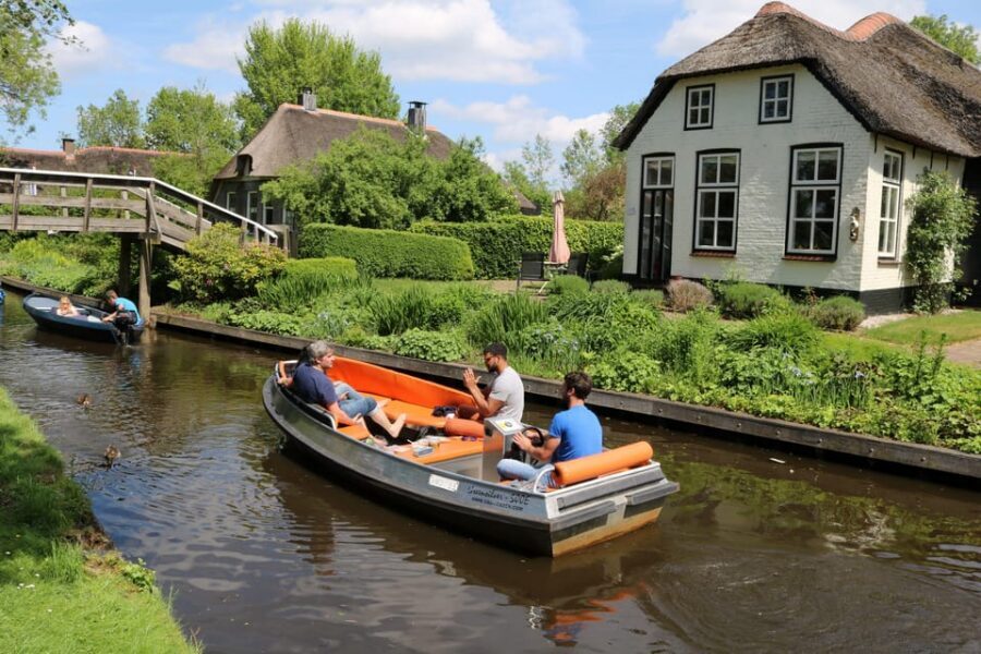 Giethoorn: 2,5 Hours 7 persons boat steeringwheel + cushions - Electric Sloop Setup for a Private Group (Up to 7)
