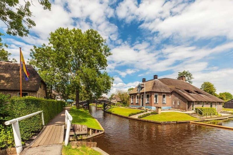 Giethoorn: Canal Cruise & lake Tour & Sightseeing Village - Heated Canal Cruise: What the Boat Experience Feels Like