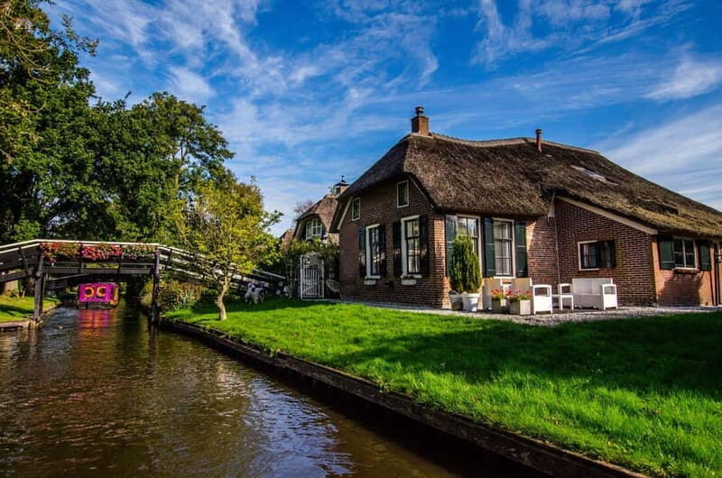 Giethoorn: Canal Cruise & lake Tour & Sightseeing Village - Meet the Captain-Guide: Stories in Three Languages