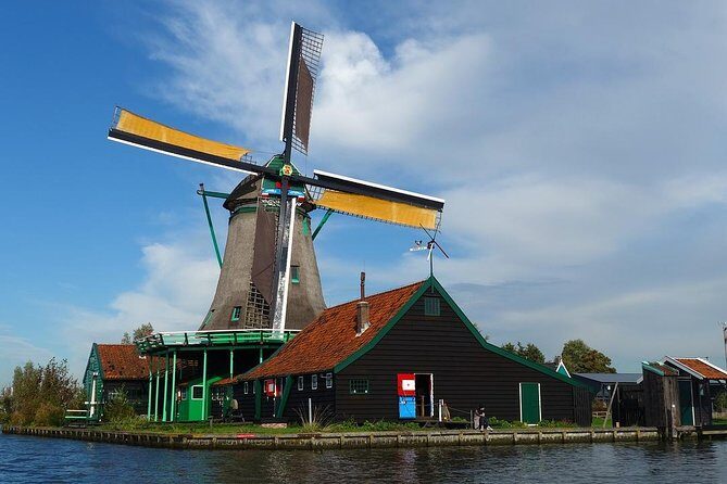 Giethoorn Private Tour, Canal Cruise and Windmills from Amsterdam - Clogs and Dutch craft: the wooden shoe demo stop