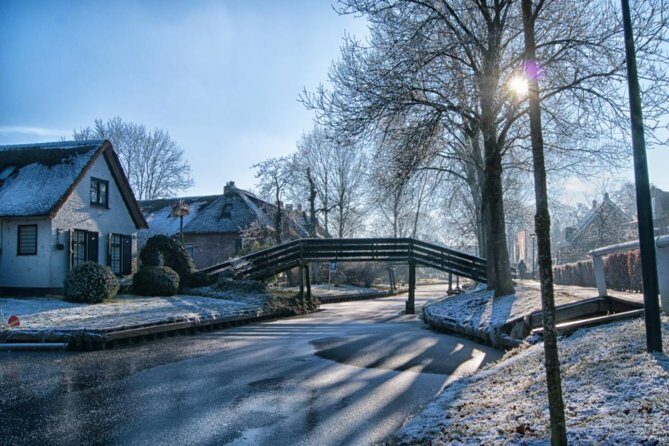 Giethoorn Private Tour Guide Giethoorn in luxury Jaguar S Type - De Koeienkade Family Farm: Milk, Cheese, and Cow Time