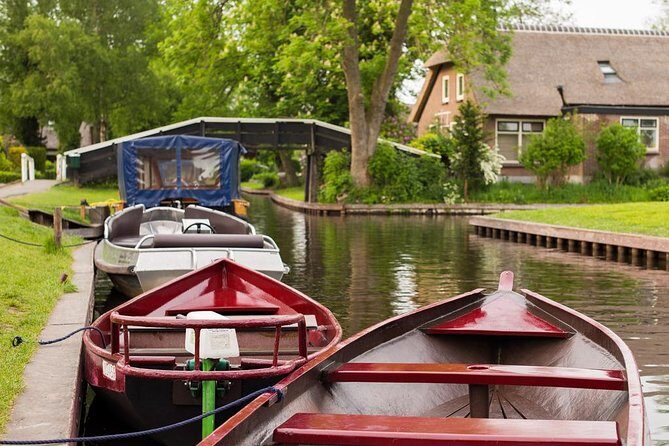Giethoorn Private Tour Guide Giethoorn in luxury Jaguar S Type - Should You Book This Private Giethoorn Tour?