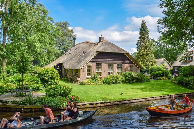 Giethoorn Private Tour with Cruise and Lunch from Amsterdam - De Rietstulp Stop One: Coffee, Apple Pie, and the Cruise Setup