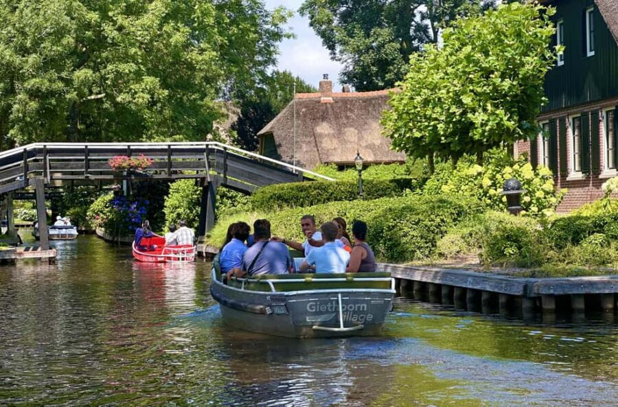 Giethoorn: Round trip from Amsterdam optional guided cruise - Optional canal cruise: adding stories to the scenery