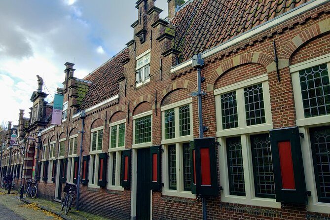 Haarlem Walking Tour. Unknown and Surprising - Begijnhof and Proveniershof: calm courtyards with medieval roots