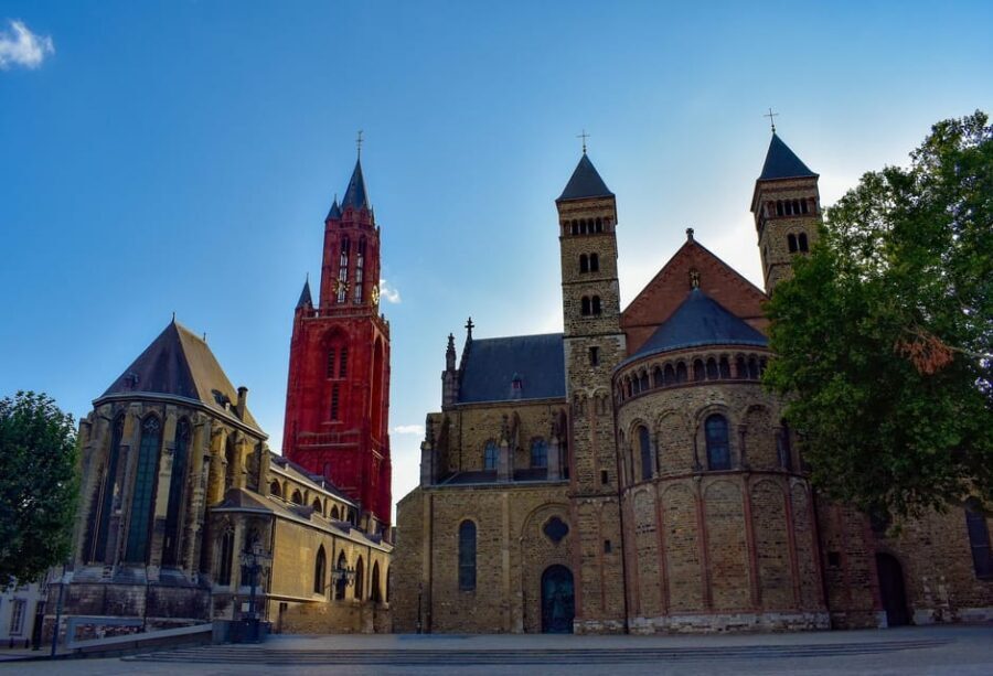 Maastricht: Day trip from Amsterdam with 3 country point - How the Guided Walk and Free Time Split Works