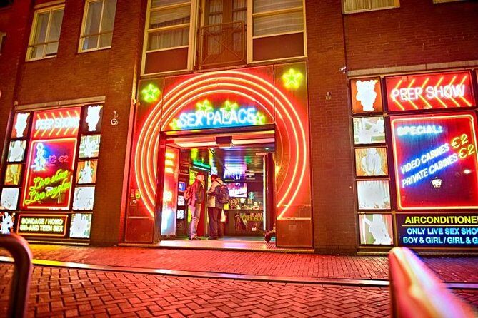 MUST DO: Amsterdam's Red Light District tour with a local - The smart size: up to 20 people with an expert local