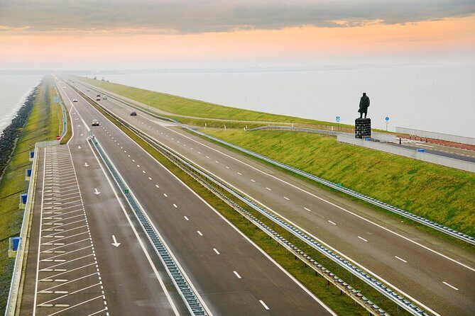Northern Highlights Tour: visit 4 magnificent places from Amsterdam - Stop 3: Sneek canals and the Watergate (Waterpoort)