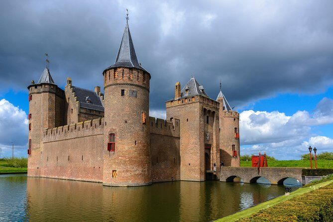 Northern Highlights Tour: visit 4 magnificent places from Amsterdam - Stop 4: Muiderslot castle, moat, and gardens