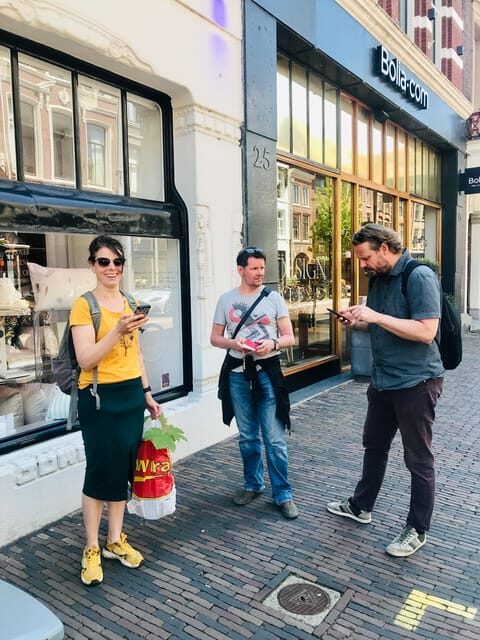 Outside Escape Amsterdam with your friend(s) and have fun! - How the smartphone actually shapes the experience