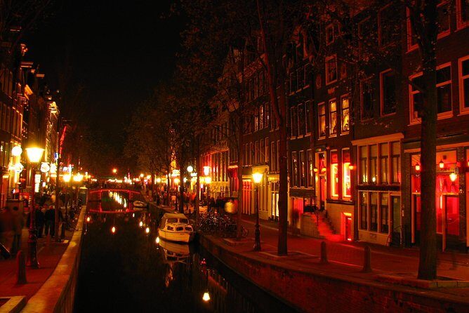Private Amsterdam Red Light District tour with food tastings - Getting oriented fast around the Old Town edge
