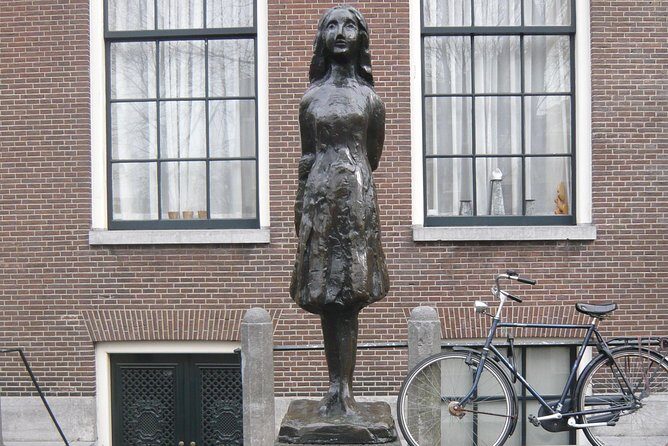 Private Amsterdam WW2 walking tour - Hollandsche Schouwburg and De Plantage: where forced removal became routine