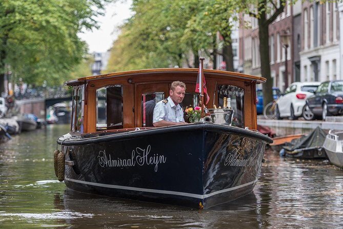 Private boat tour on a electric saloon boat - Electric saloon boat = a comfortable, up-close viewing platform