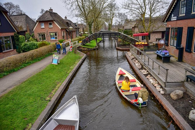 Private Daytrip Giethoorn and Windmills of Zaanse Schans from Amsterdam - Should you book this private daytrip to Giethoorn and Zaanse Schans?