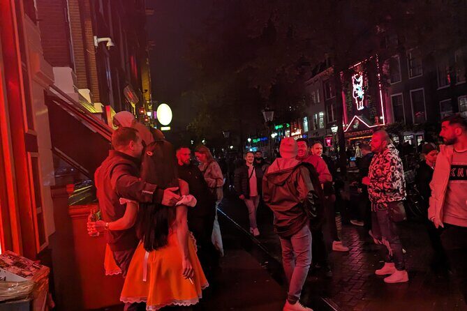 Private Hostess Bar Tour in Amsterdam Red Light District (3h) - Drink n Sink again: the final 40 minutes and the social wrap-up