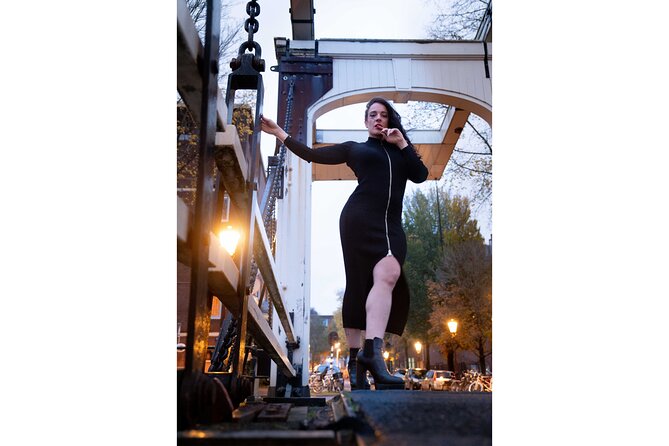 Private Photo Session in Amsterdam - Damrak meetup by the dancing houses: the session starts like a postcard