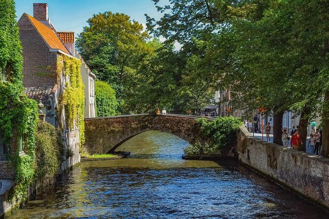 Private sightseeing tour to Bruges and chocolate from Amsterdam - Ten Wijngaarde beguinage and the Historic Centre: two 30-minute mood setters